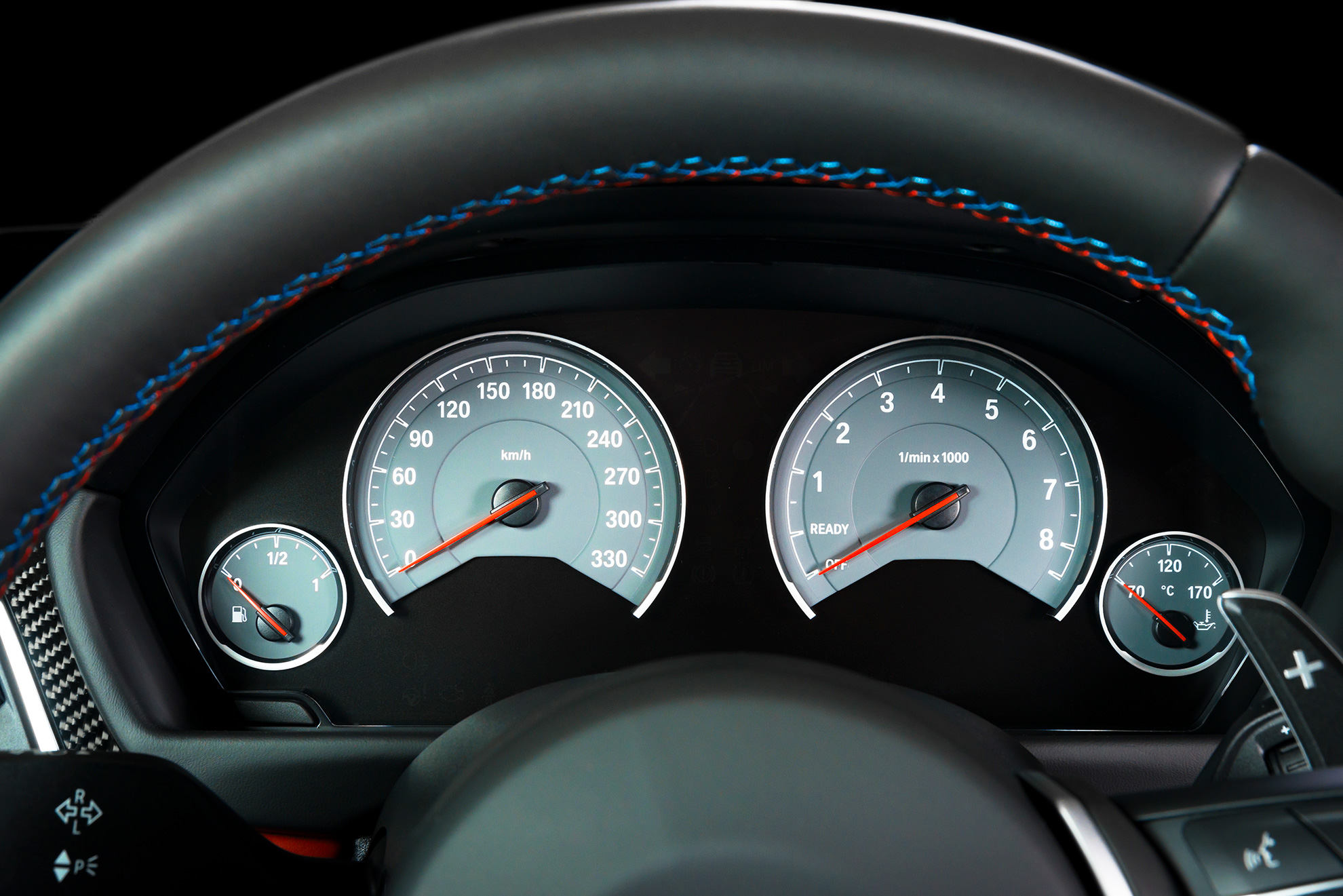 Zegary samochodowe, ilustracja do artykułu o odcinkowym pomiarze prędkości