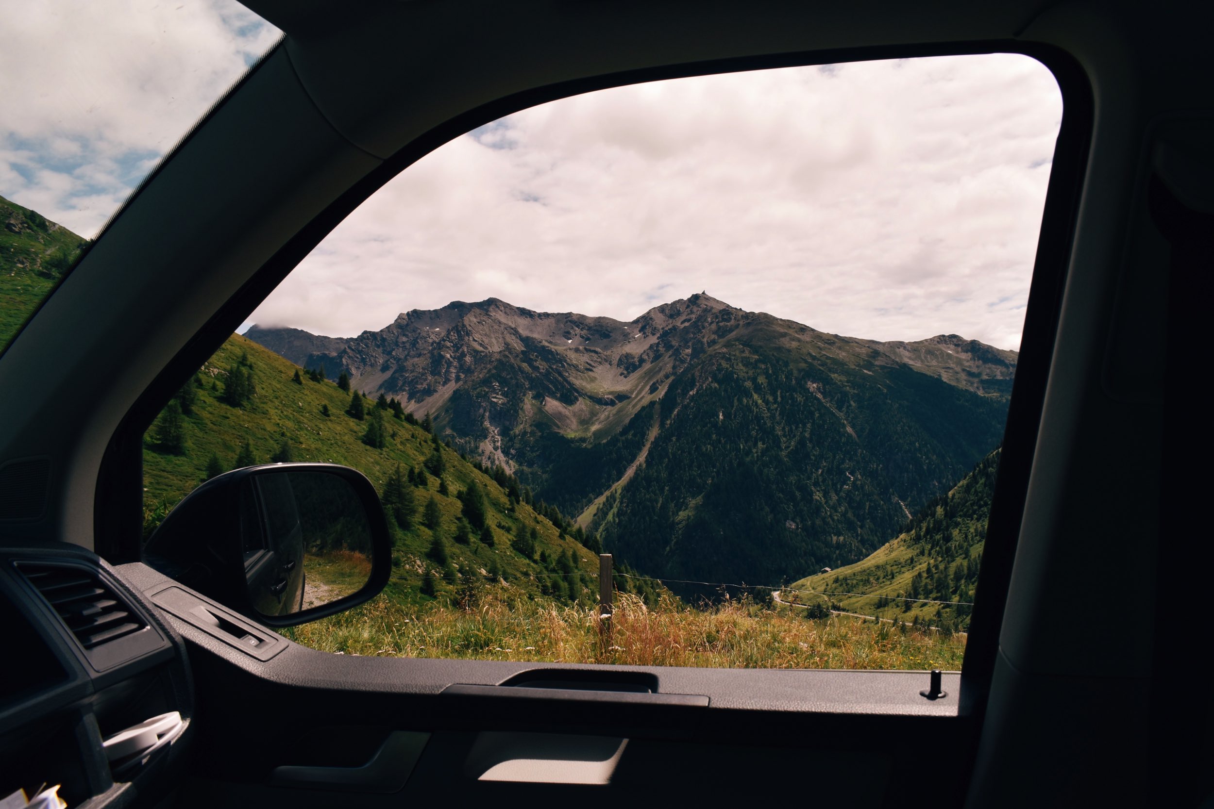 Góry widoczne przez okno samochodu, ilustracja do artykułu
