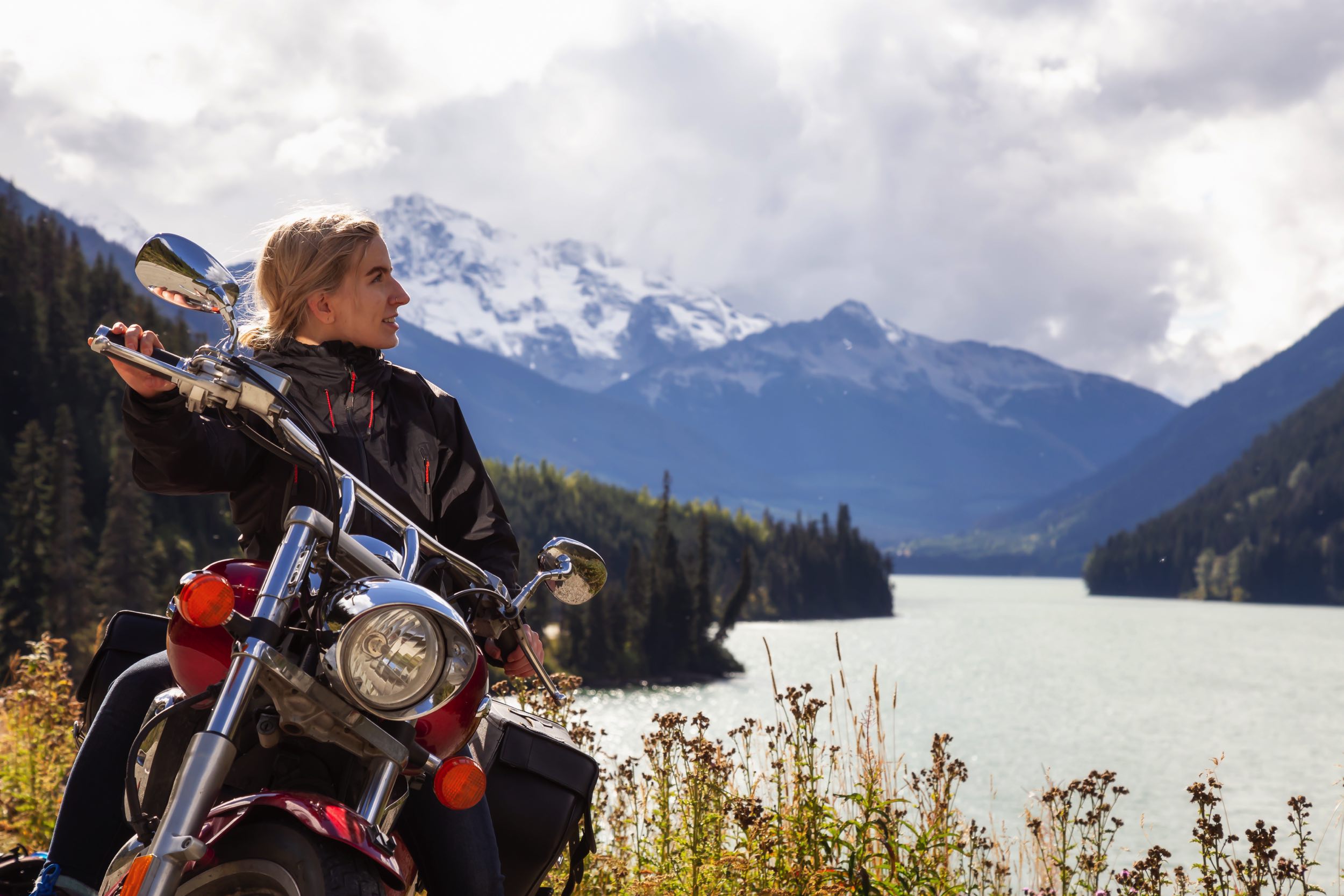 Kobieta na motocyklu, ilustracja do artykułu