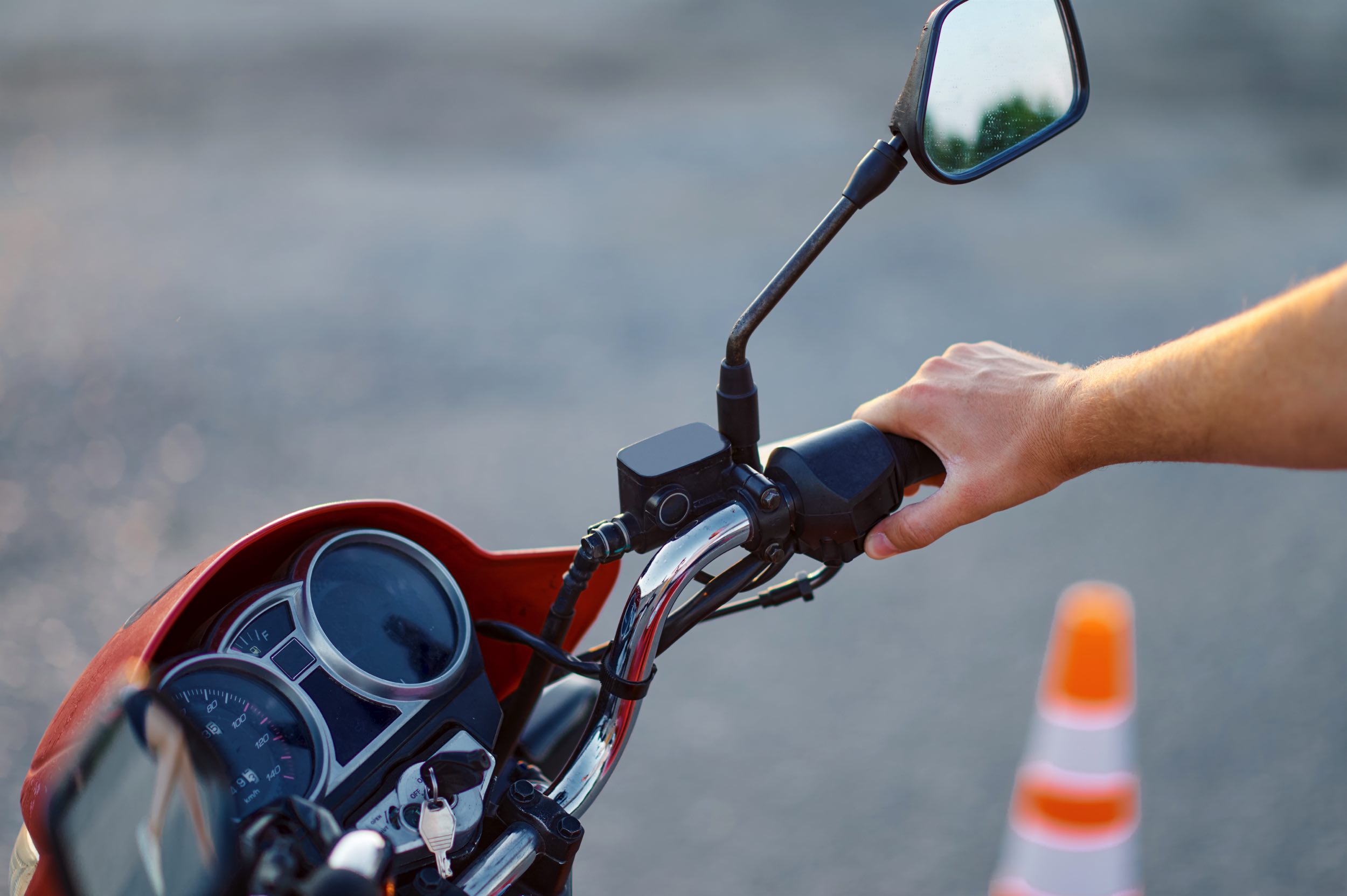 Motocyklista na placu manewrowym, ilustracja do artykułu o prawo jazdy