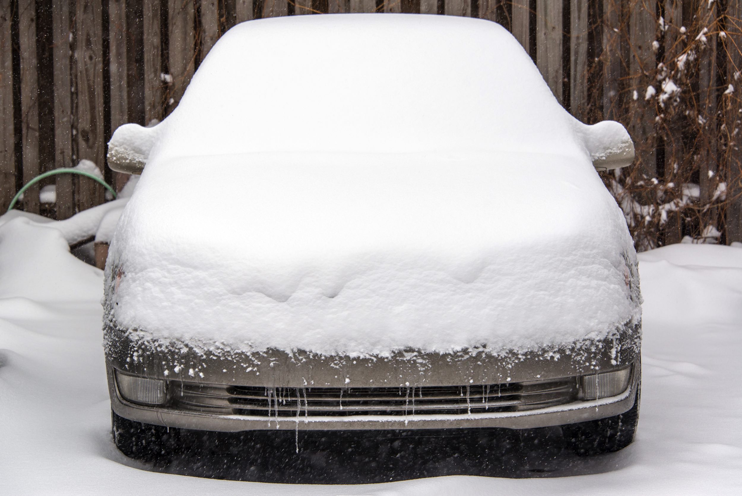 Samochód pokryty śniegiem, ilustracja do artykułu