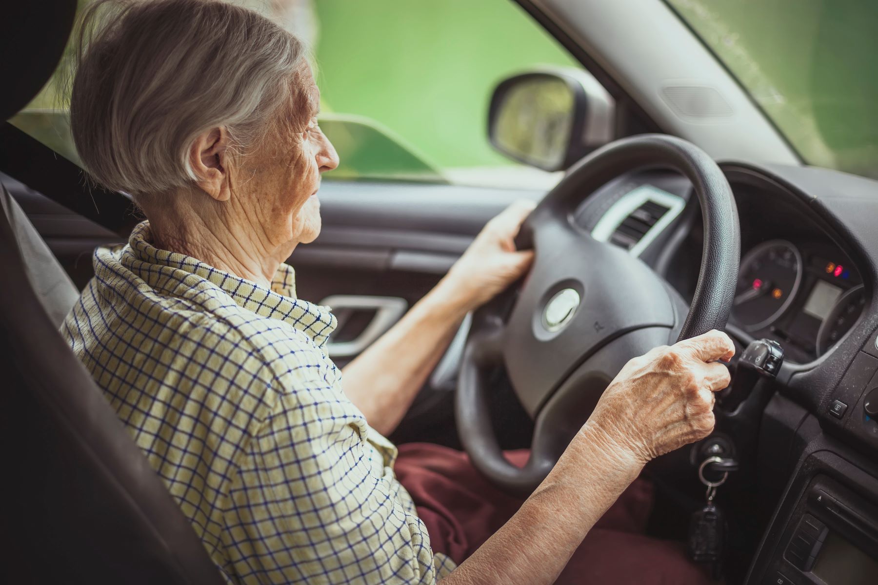 Starsza kobieta za kierownicą