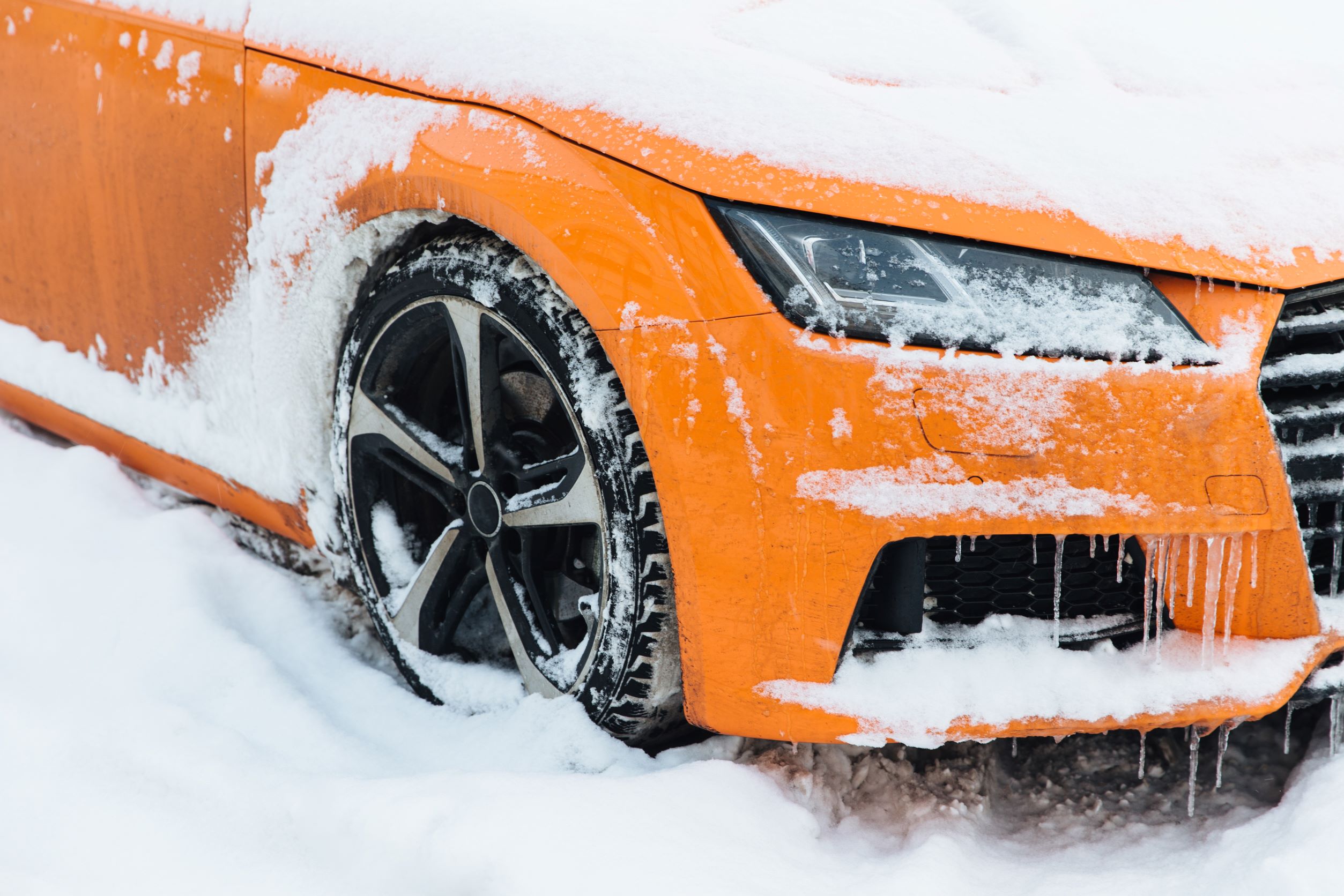 Samochód pokryty śniegiem