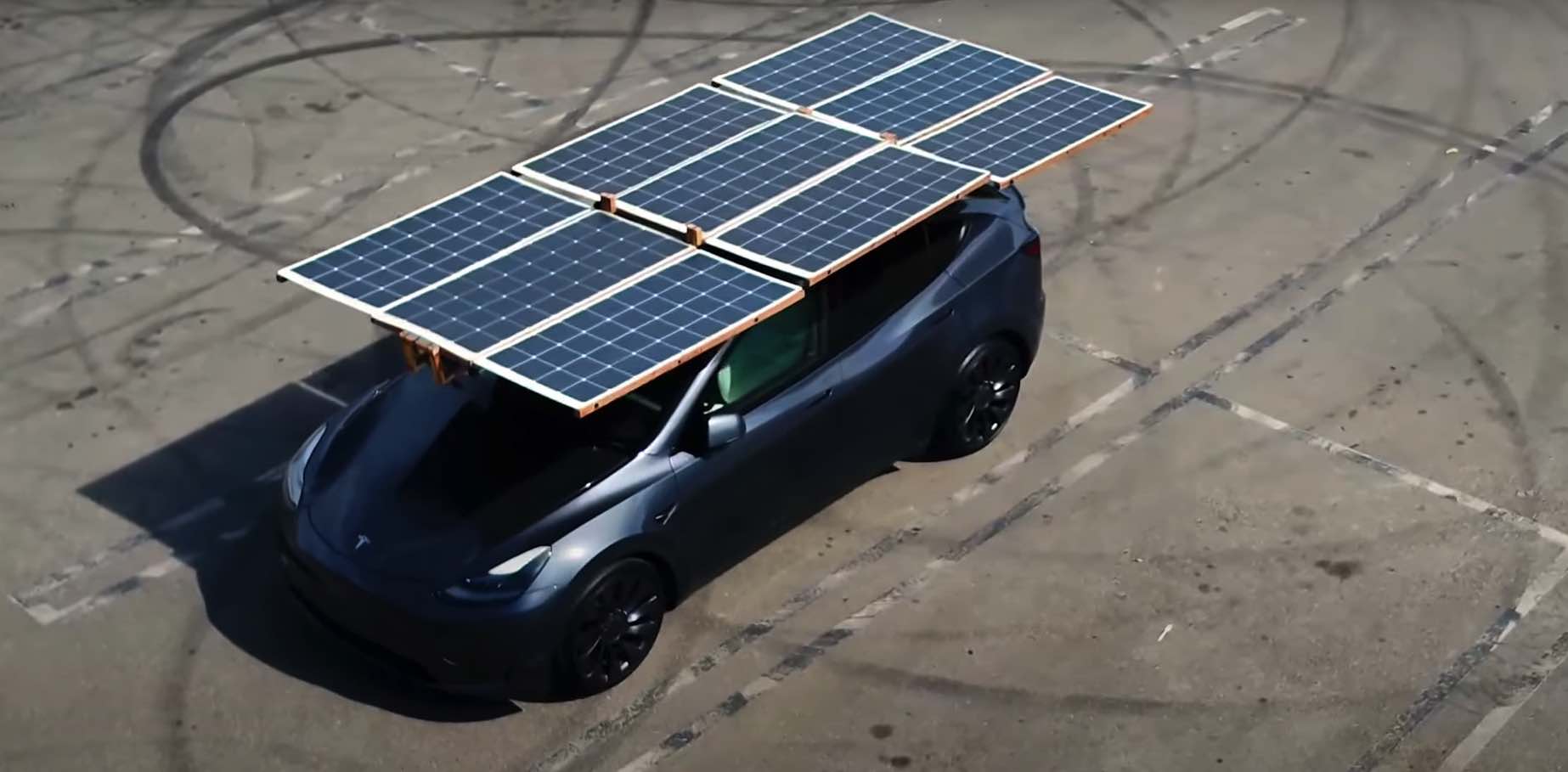 Tesla z solarami na dachu