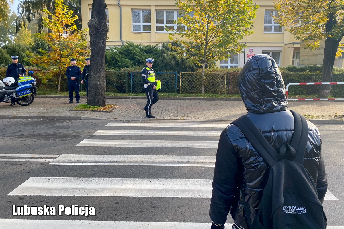 Akcja policji na przejściu dla pieszych