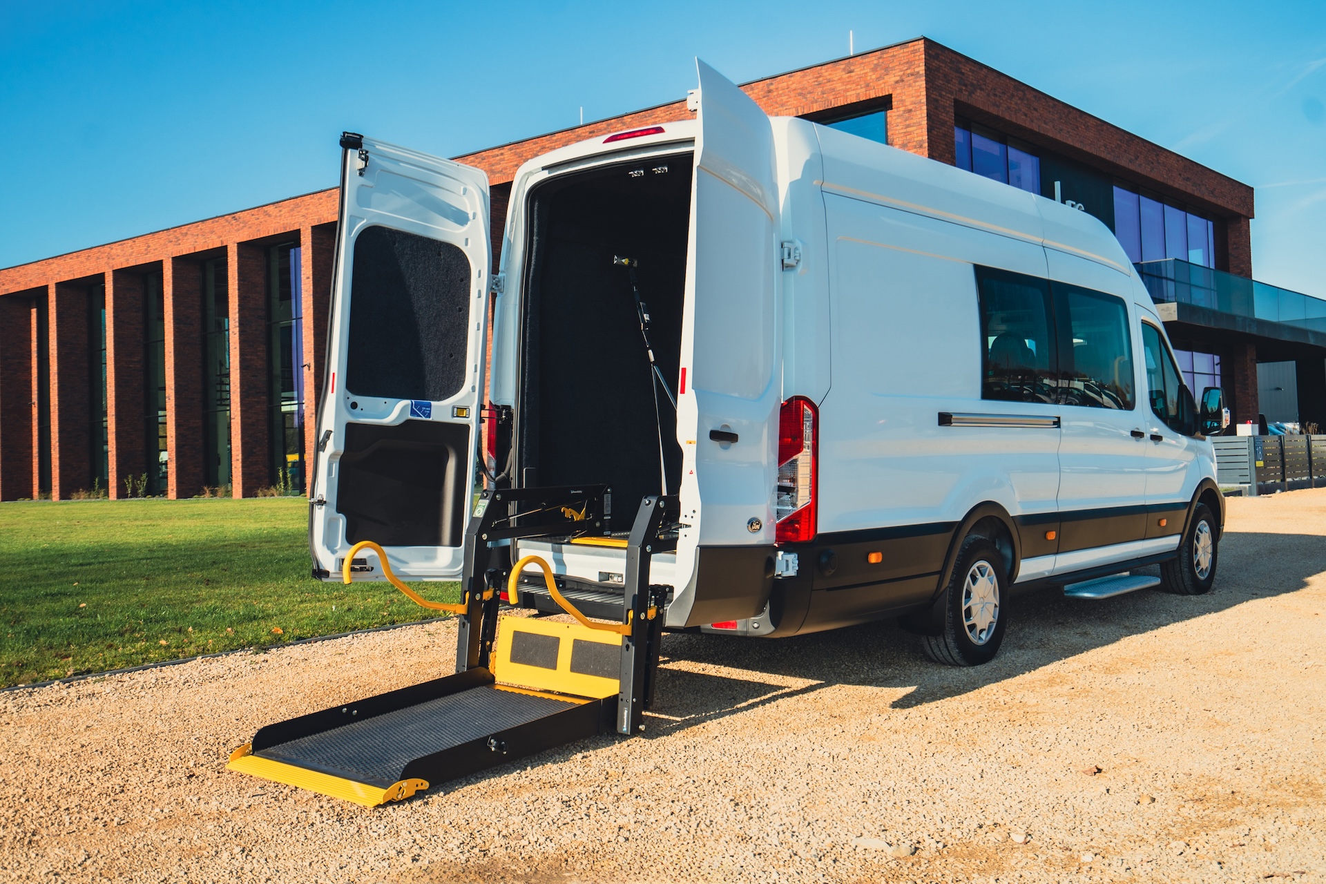 Ford Transit z podnośnikiem dla wózków inwalidzkich