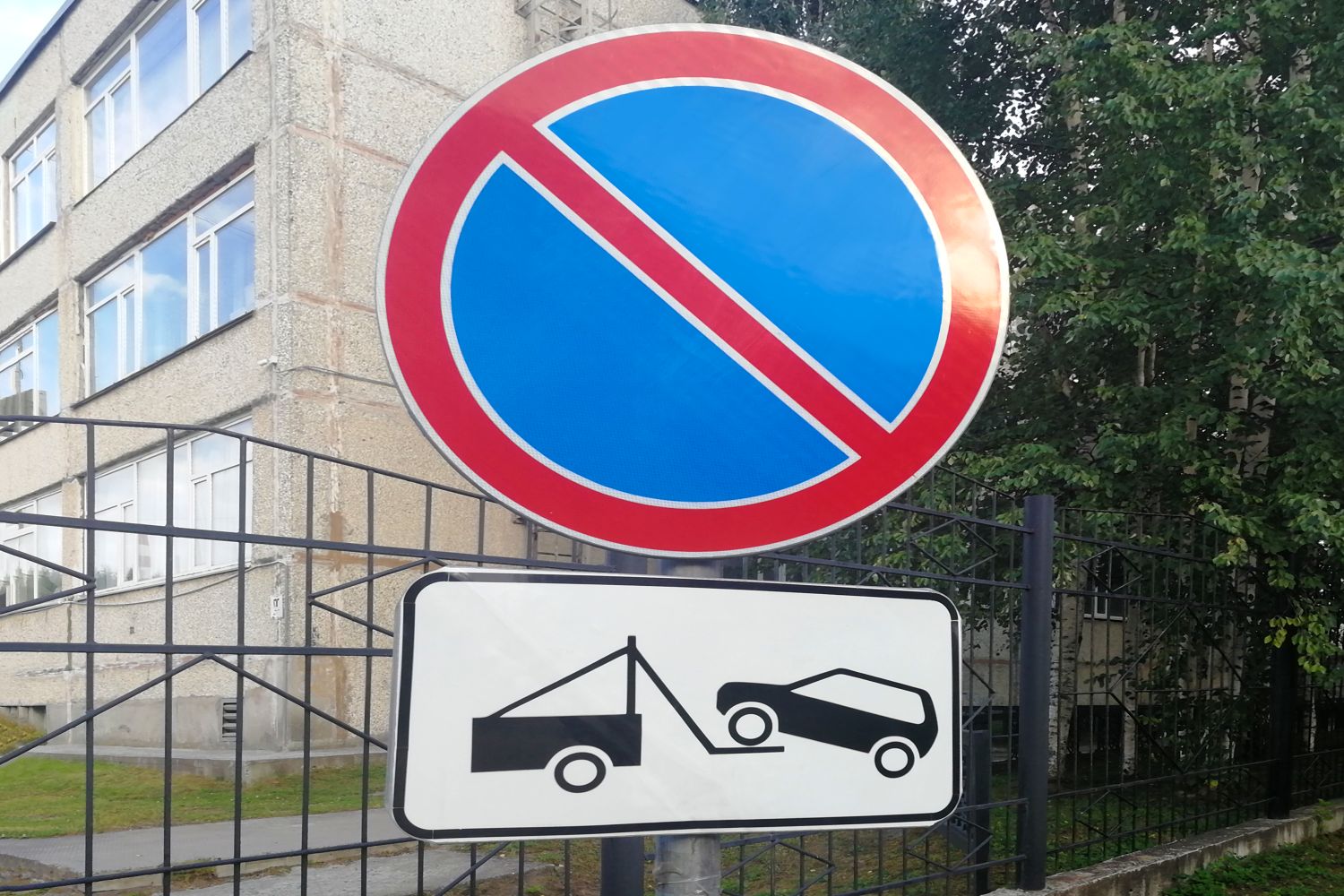 znak zakazu parkowania