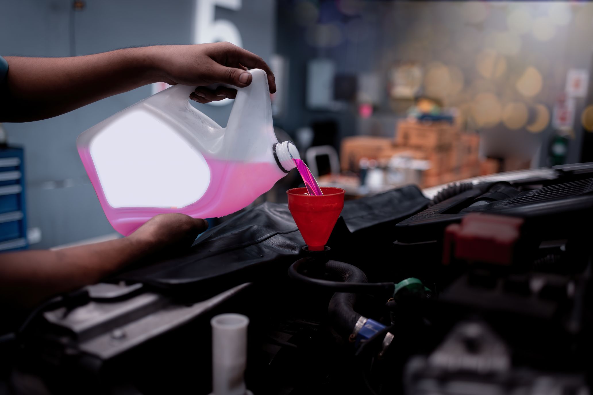 dolewanie płynu chłodniczego