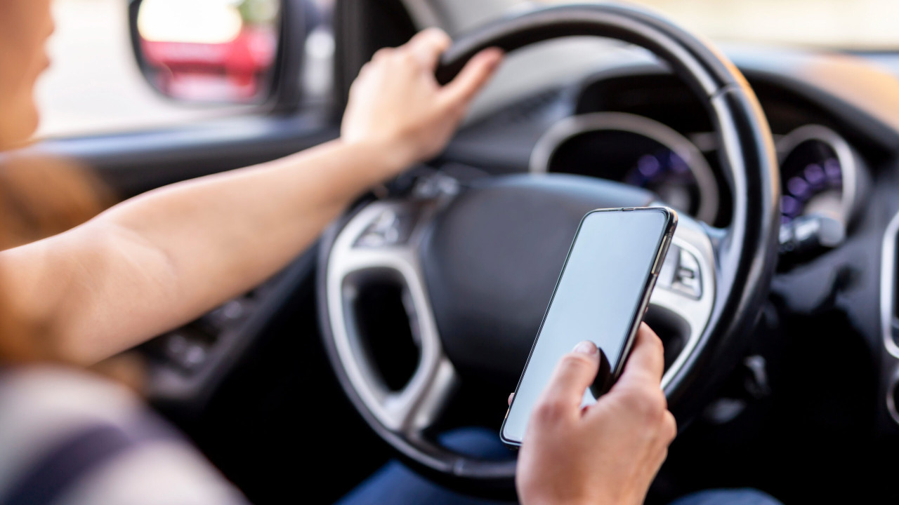 Mandat za rozmowę przez telefon 2022: Konsekwencje dla kierowców i pieszych.