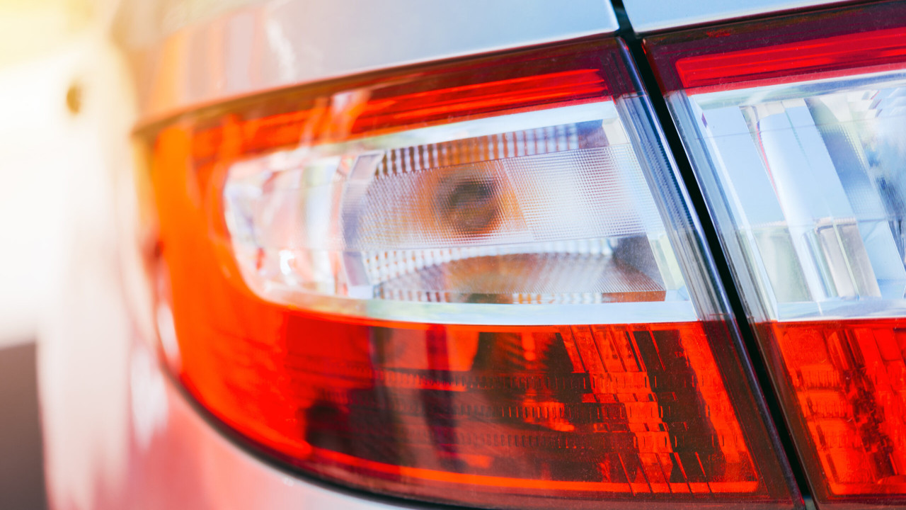 Przewodnik po oświetleniu samochodowym: Kiedy włączyć światła?