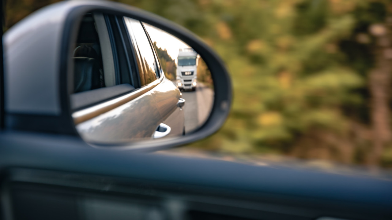 Odpowiednie ustawienie lusterek w samochodzie – o czym należy pamiętać?