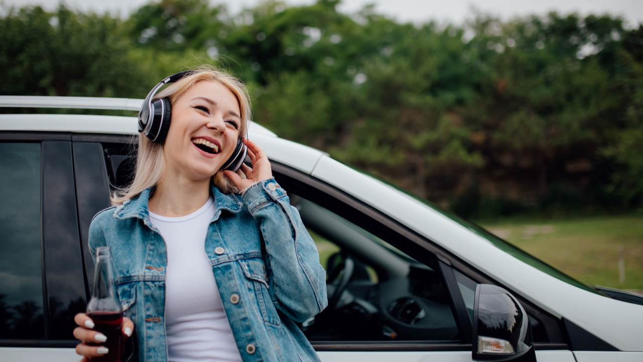 Zakaz słuchania muzyki w samochodzie. Kierowca nie będzie mógł nosić słuchawek?
