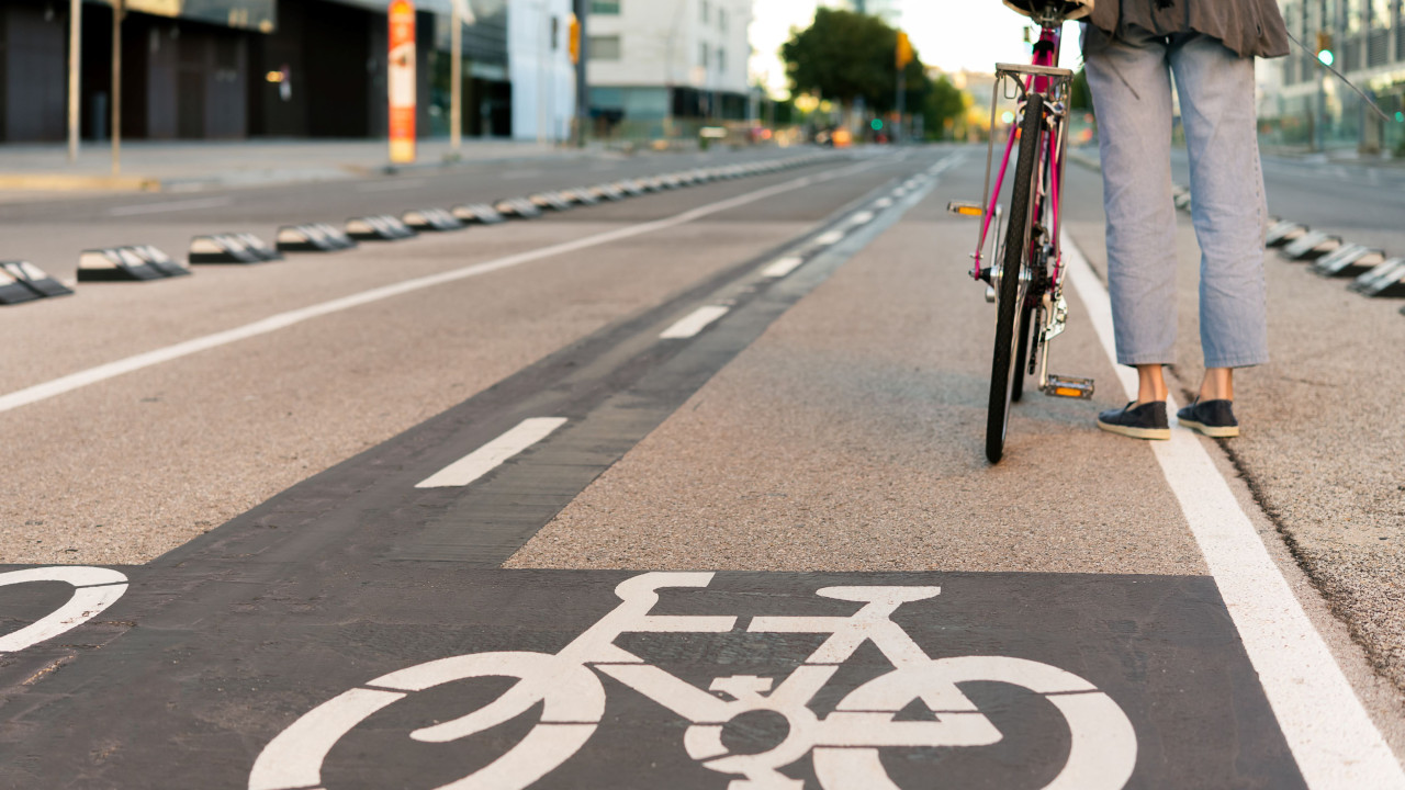 Czy można jeździć rowerem po jezdni, gdy obok jest ścieżka rowerowa? Przepisy nie zostawiają złudzeń