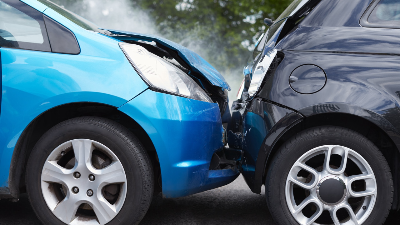 Uszkodzony samochód po stłuczce – czy można nim jeździć?