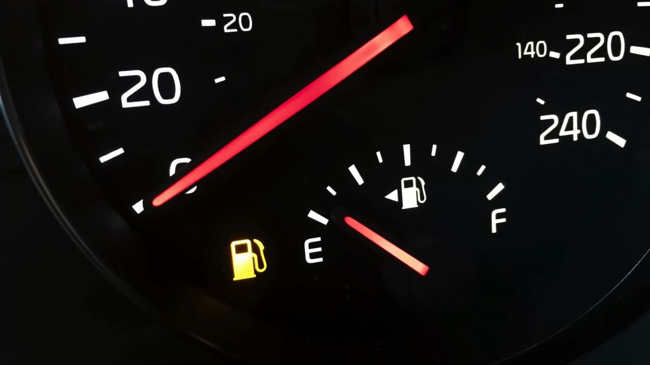 Świecąca kontrolka benzyny, czyli ile można jechać na rezerwie? 