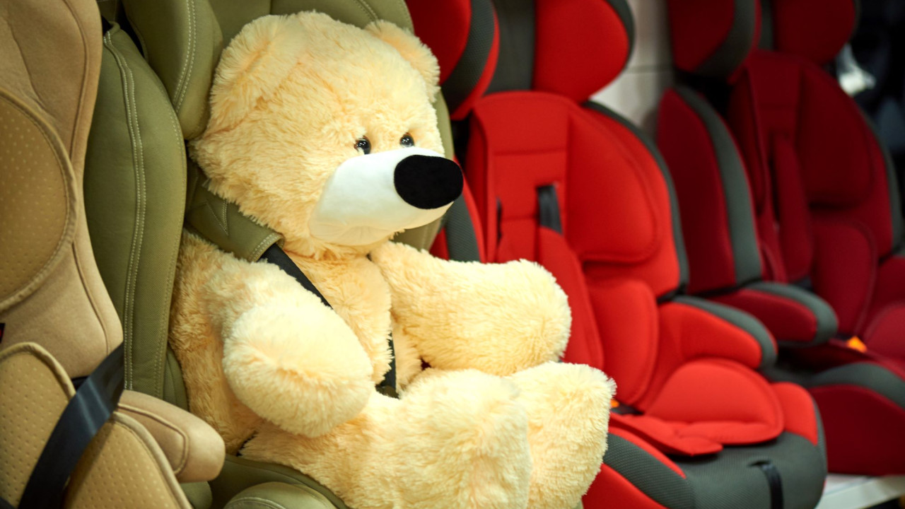 Bezpieczeństwo dzieci w samochodzie. Kiedy mogą jeździć bez fotelika?