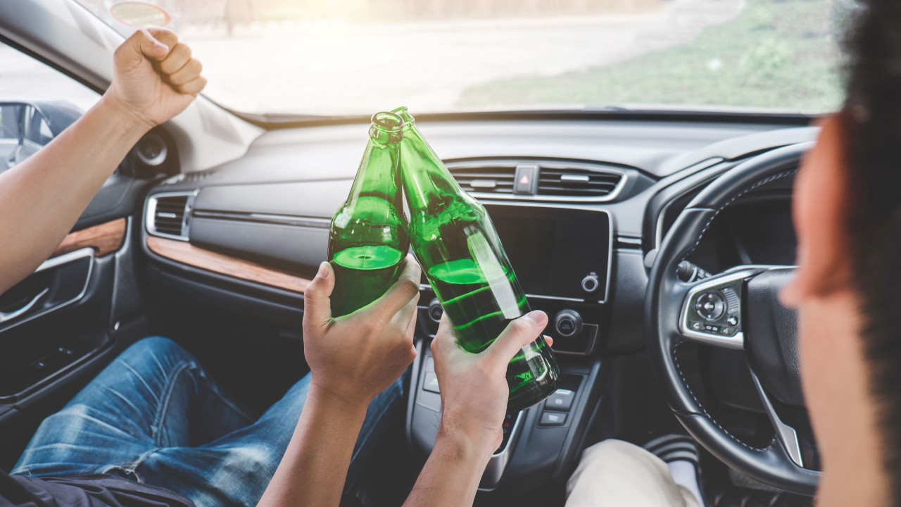 Ile można wypić na imprezie, żeby rano jechać samochodem? Znamy na to odpowiedź!