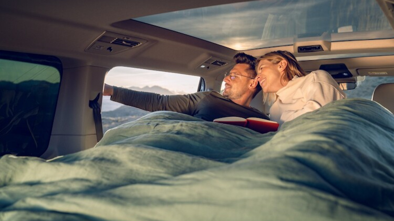 Volkswagen Multivan na spontaniczne wyprawy – pakiet Dobranoc dla komfortowego spędzenia nocy w samochodzie