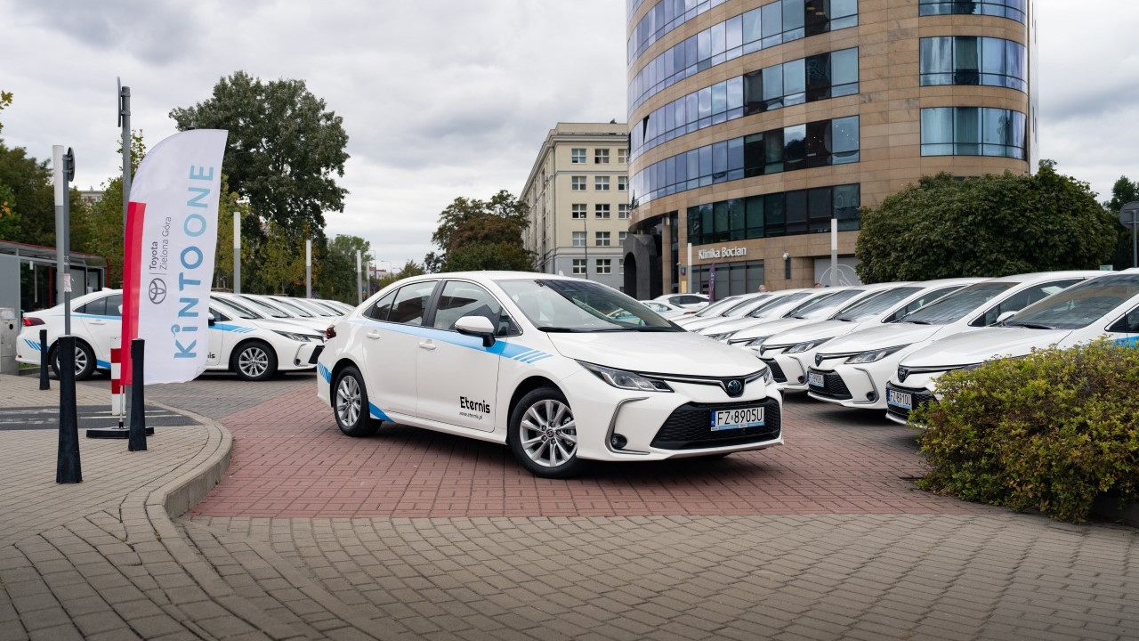 Hybrydowe Toyoty Corolle Sedan dołączają do floty firmy Eternis