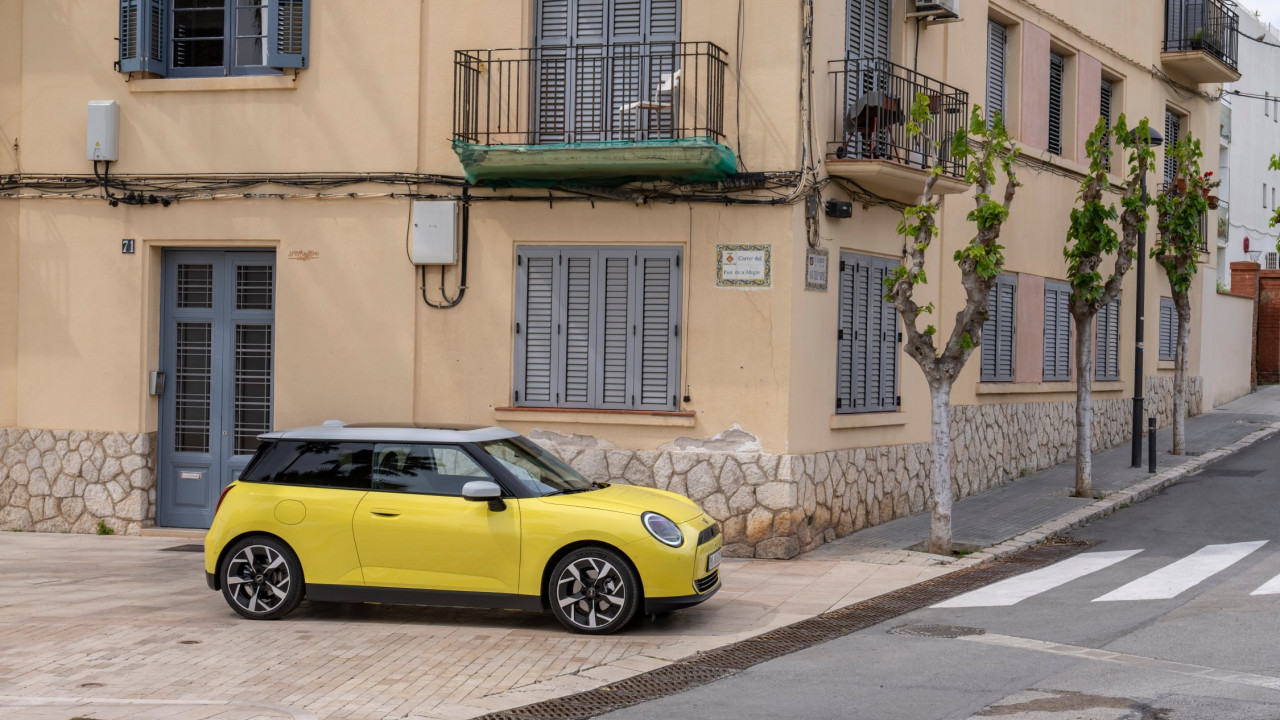 Na wystawie Mondial en l‘Automobile 2024 w Paryżu MINI zaprezentuje dwie światowe premiery 