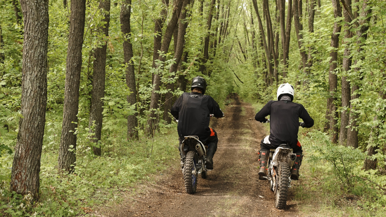 Wjechali motocyklami do lasu. Zostali ujawnieni przez dzielnicowego i funkcjonariuszy Straży Leśnej