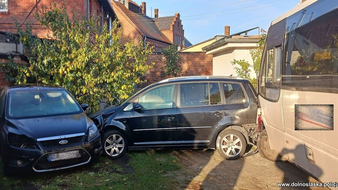 Przewoził 24 osoby i stracił panowanie nad pojazdem. Autobus zatrzymał się dopiero po uderzeniu w budynek mieszkalny