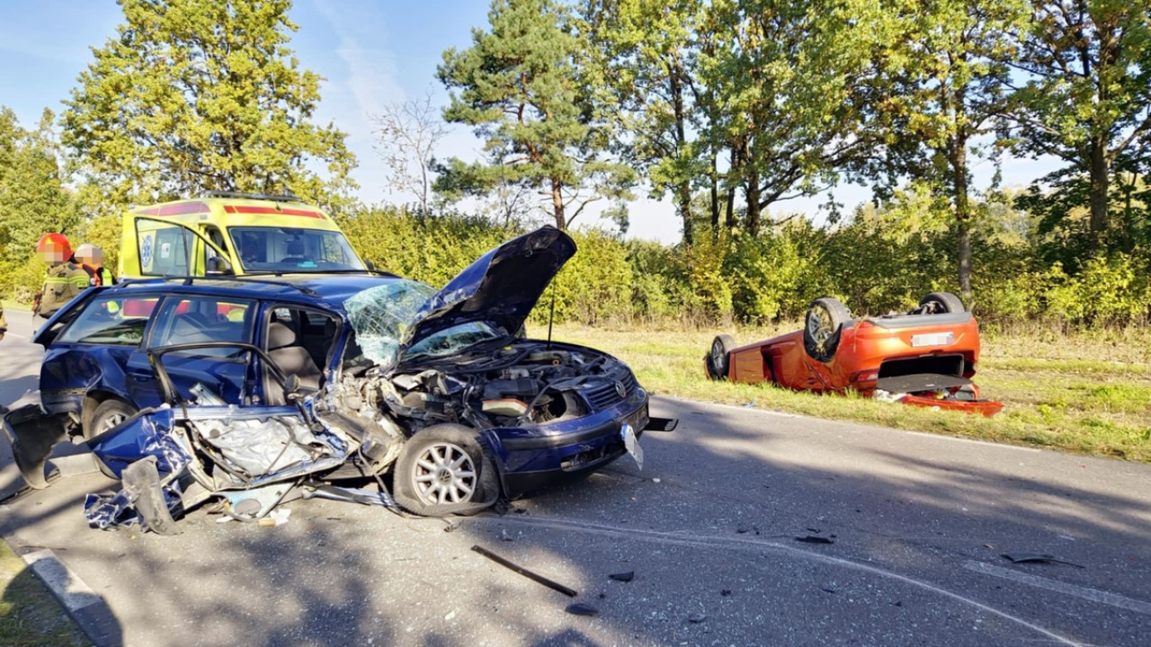 Zderzenie 3 pojazdów w Pawliczce. Poszkodowanym pomógł radomski funkcjonariusz