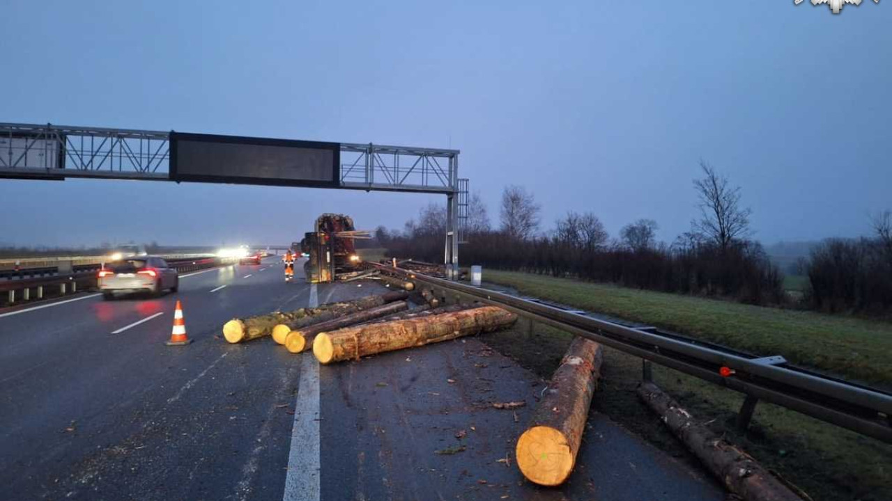 Niebezpieczne zdarzenie na autostradzie A4 z udziałem pojazdu ciężarowego