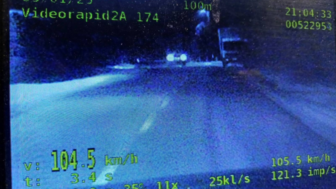 Jechał 104 km/h w miejscu, gdzie obowiązuje ograniczenie do 50 km/h – stracił prawo jazdy na 3 miesiące