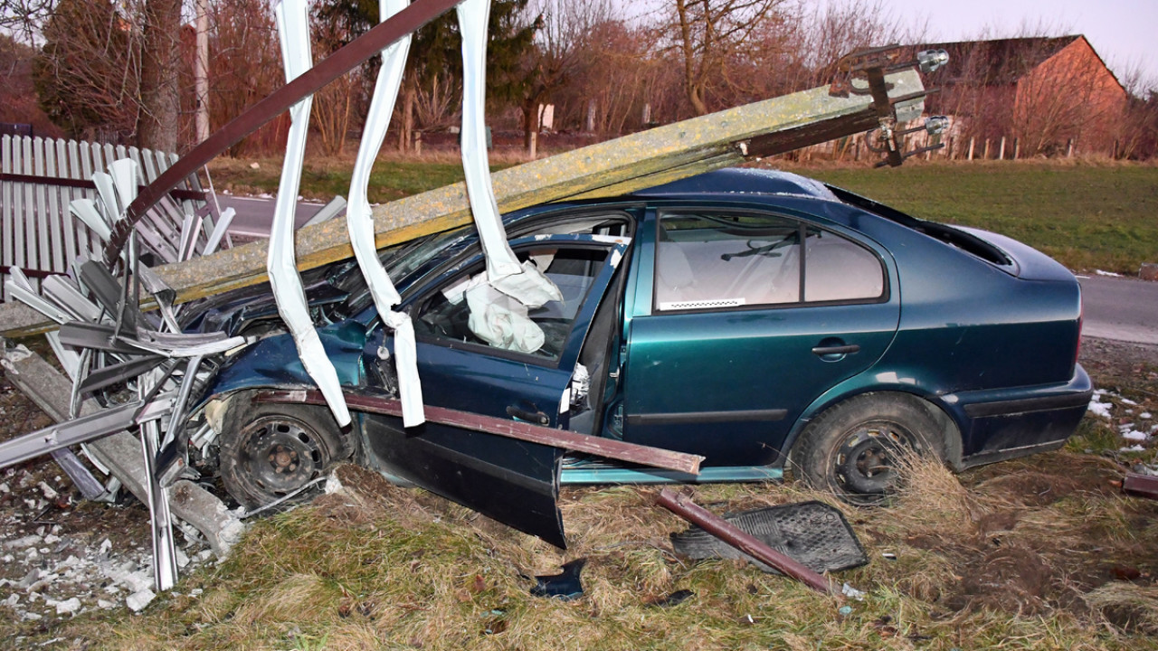 Ukradł auto w powiecie kieleckim, a paliwo – w Zwoleniu. Dalszą przejażdżkę zakończył na płocie