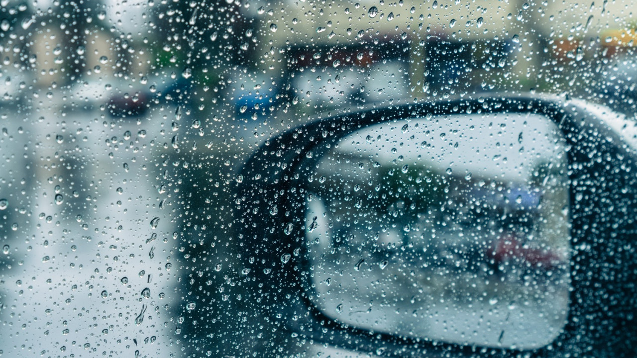 Zaskakujący zakaz: Zwrot wynajętego auta niemożliwy podczas deszczu