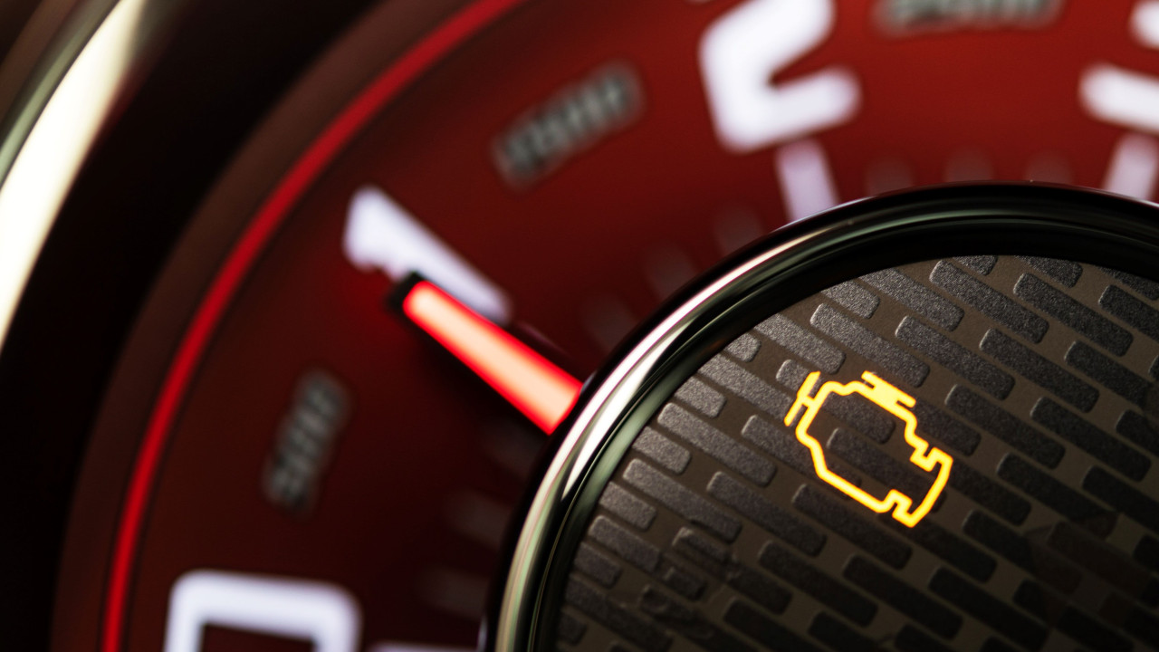 Jak bezpiecznie usunąć kontrolkę Check Engine? Uważaj na triki z TikToka