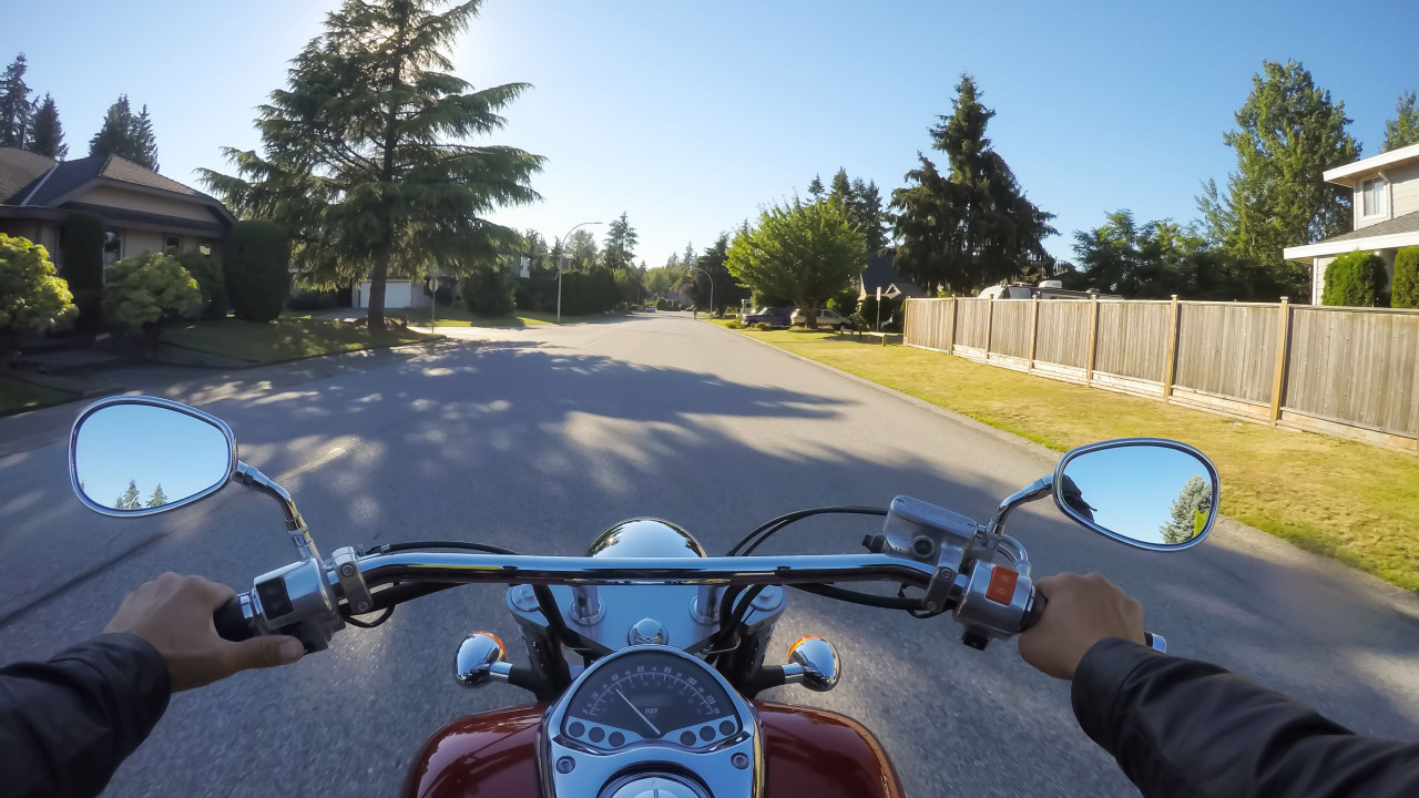 Motocyklista stracił prawo jazdy za jazdę 108 km/h przez wieś