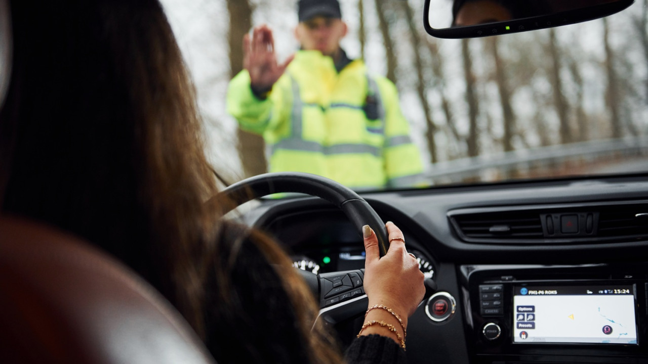 Policja i naklejki rejestracyjne. Czy grozi nam mandat w 2025?
