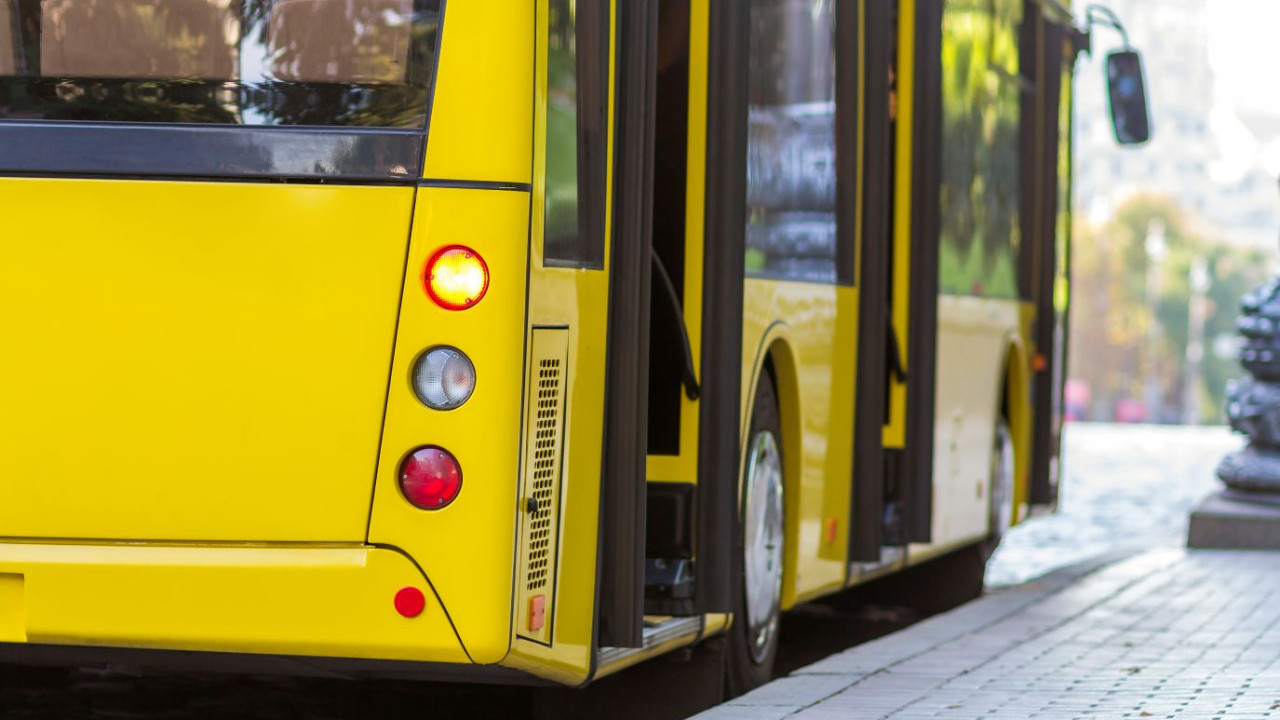 Kiedy ustąpić kierowcy autobusu? Pięć zasad i ważne wyjątki