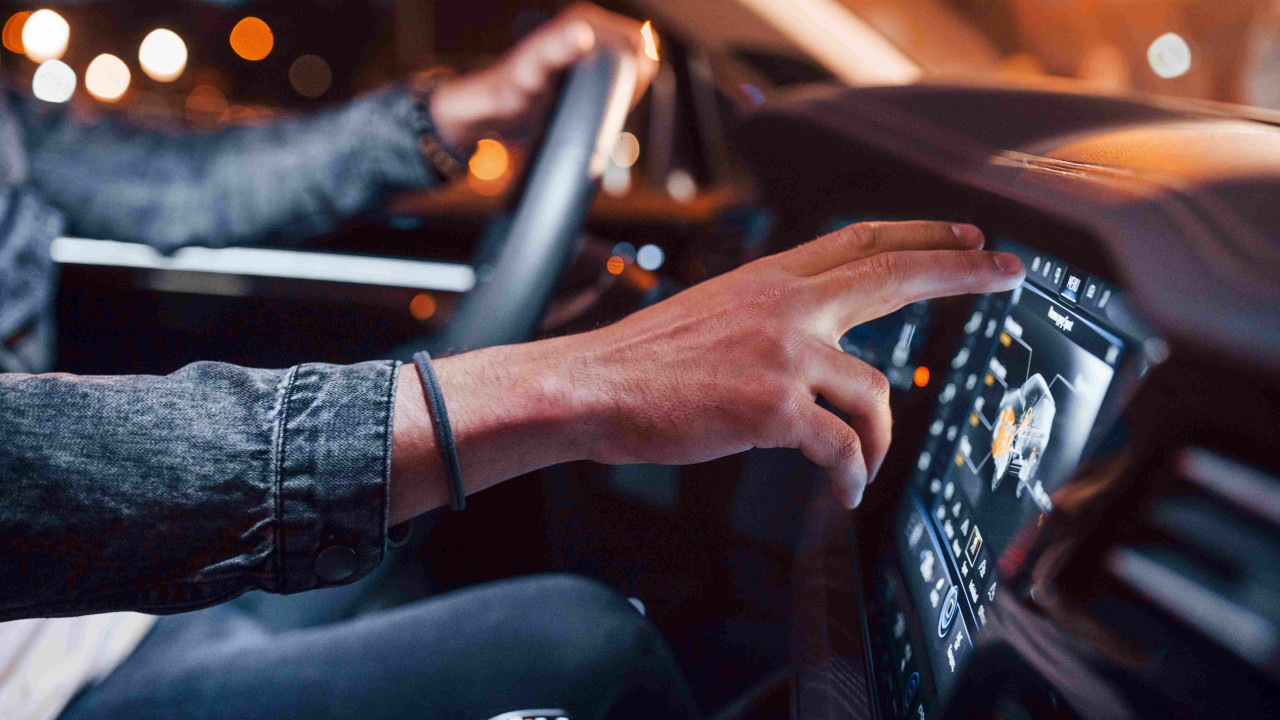 Projektant Mercedesów krytykuje nowe wnętrze Audi i chwali duże ekrany