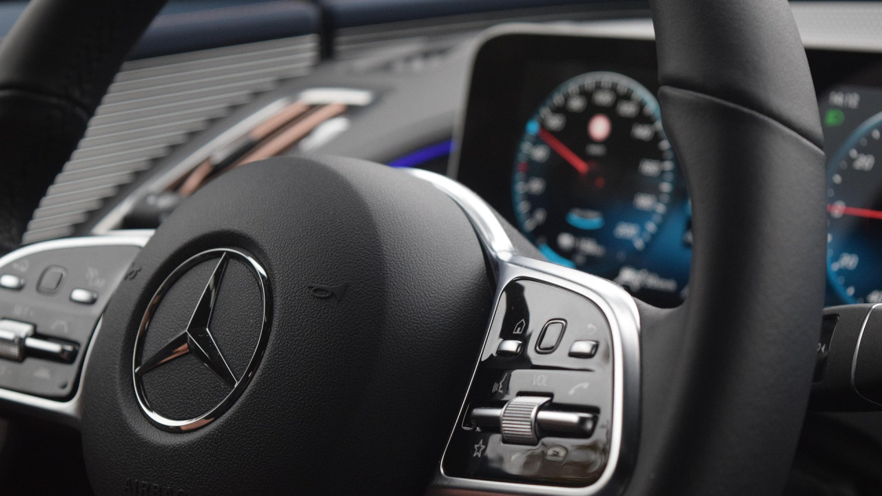 Mercedes wraca do przycisków, uznając je za praktyczniejsze od sensorów