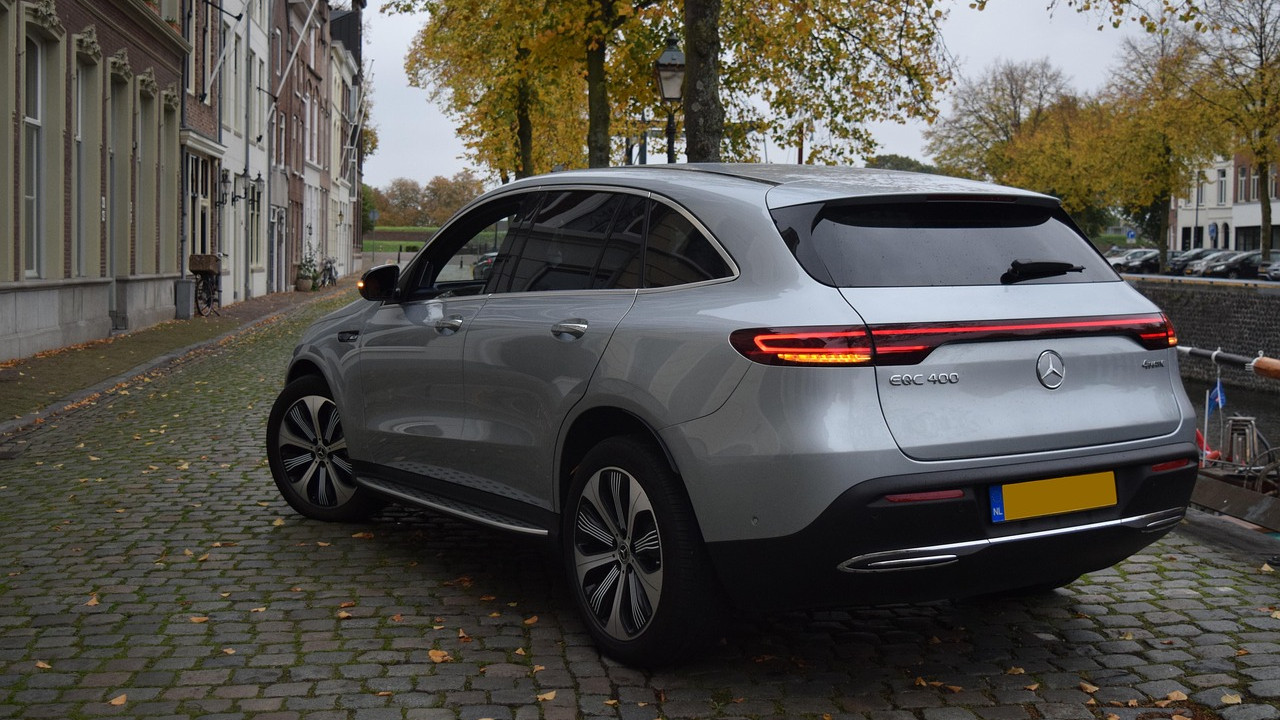 "Elektryczny Mercedes GLC: połączenie technologii i zmysłowego designu"