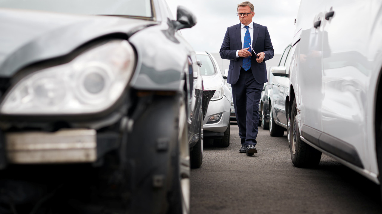 Nissan zamyka dwa studia projektowe i usuwa zagłówki w autach