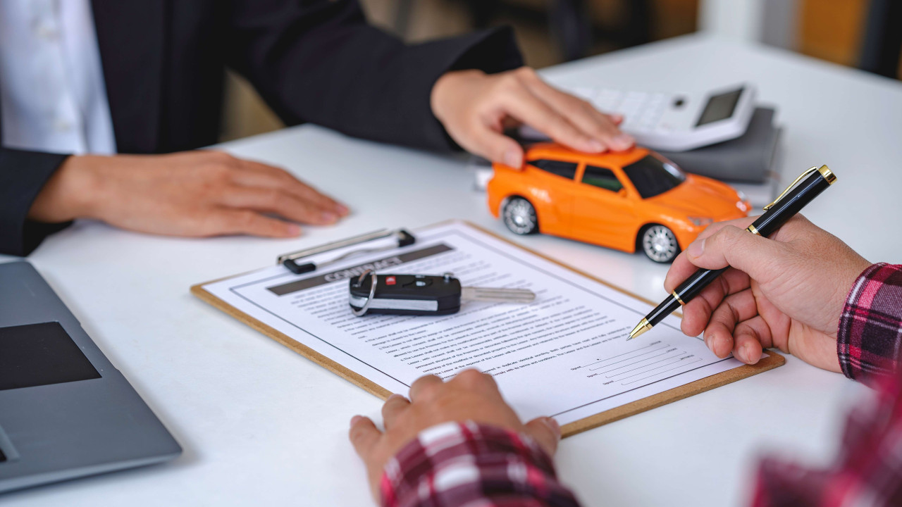 Jak wybrać idealną polisę AC? Kluczowe kryteria przy zakupie autocasco