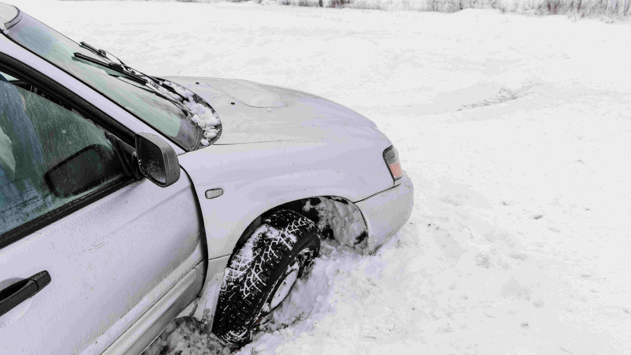 Kierowca spóźniony do pracy wylądował autem w polu przez przymrozki
