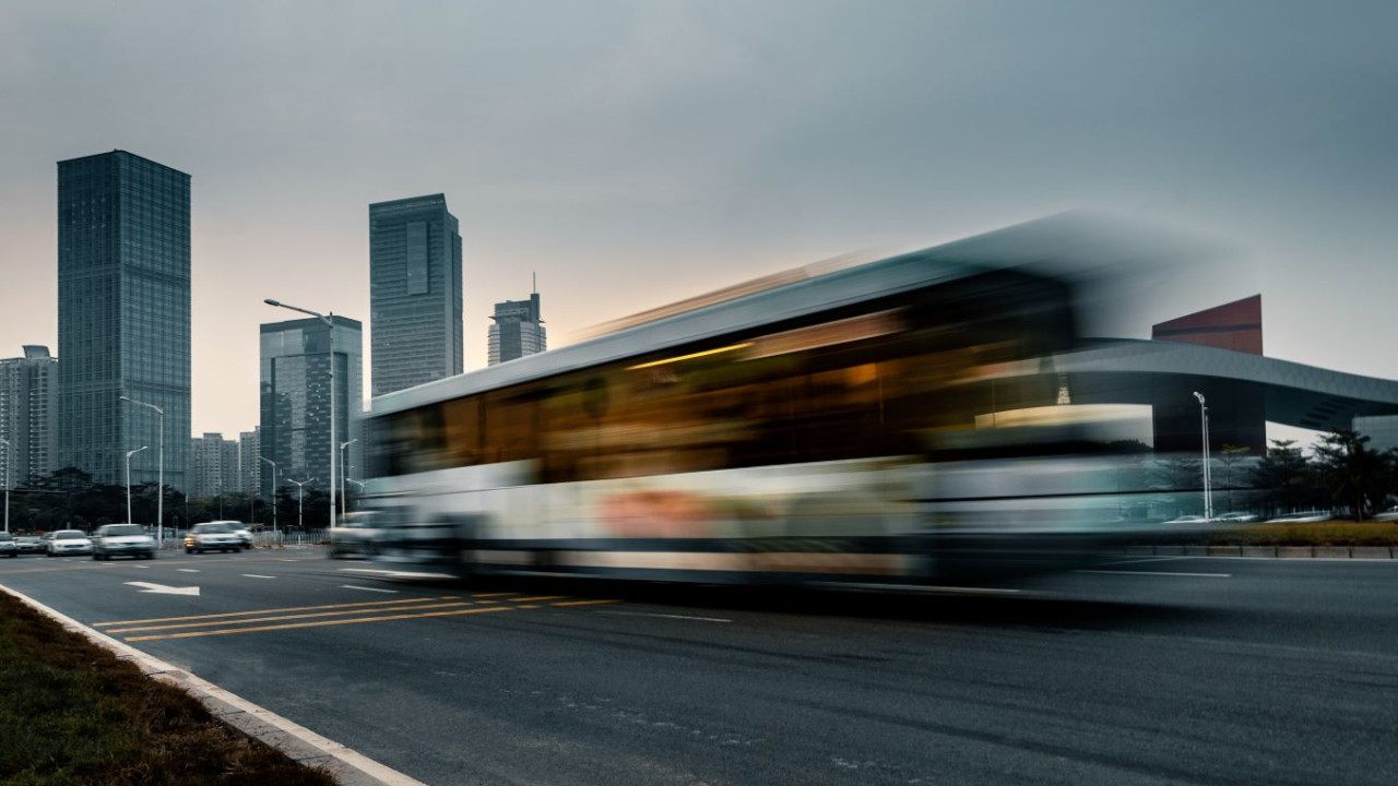 Czy wpuścić pasażera po ruszeniu autobusu? Zasady są jasne!