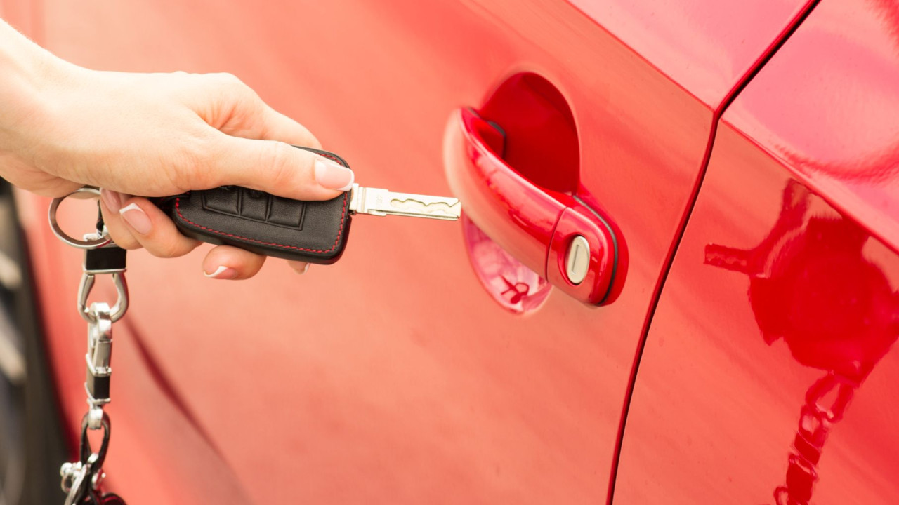 Jak otworzyć samochód bez kluczyka? Praktyczne porady na awarie