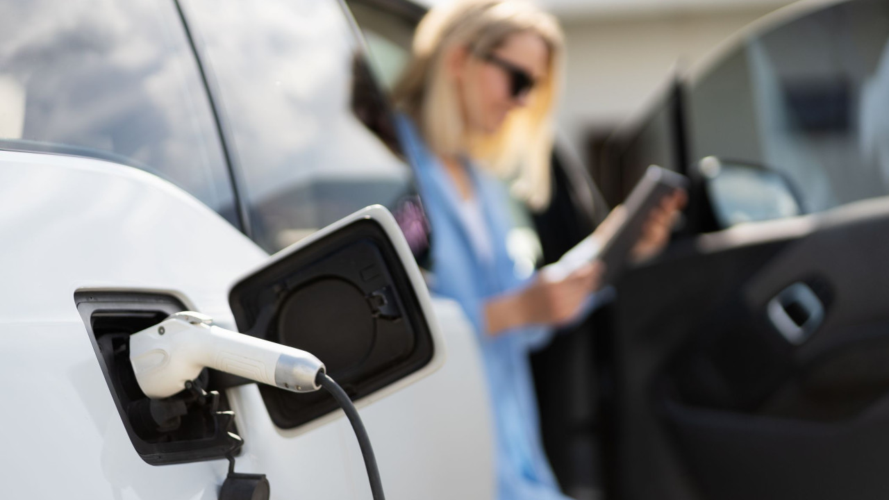 Elektryczny samochód za cichy? Producent ma zagwozdkę z hałasem