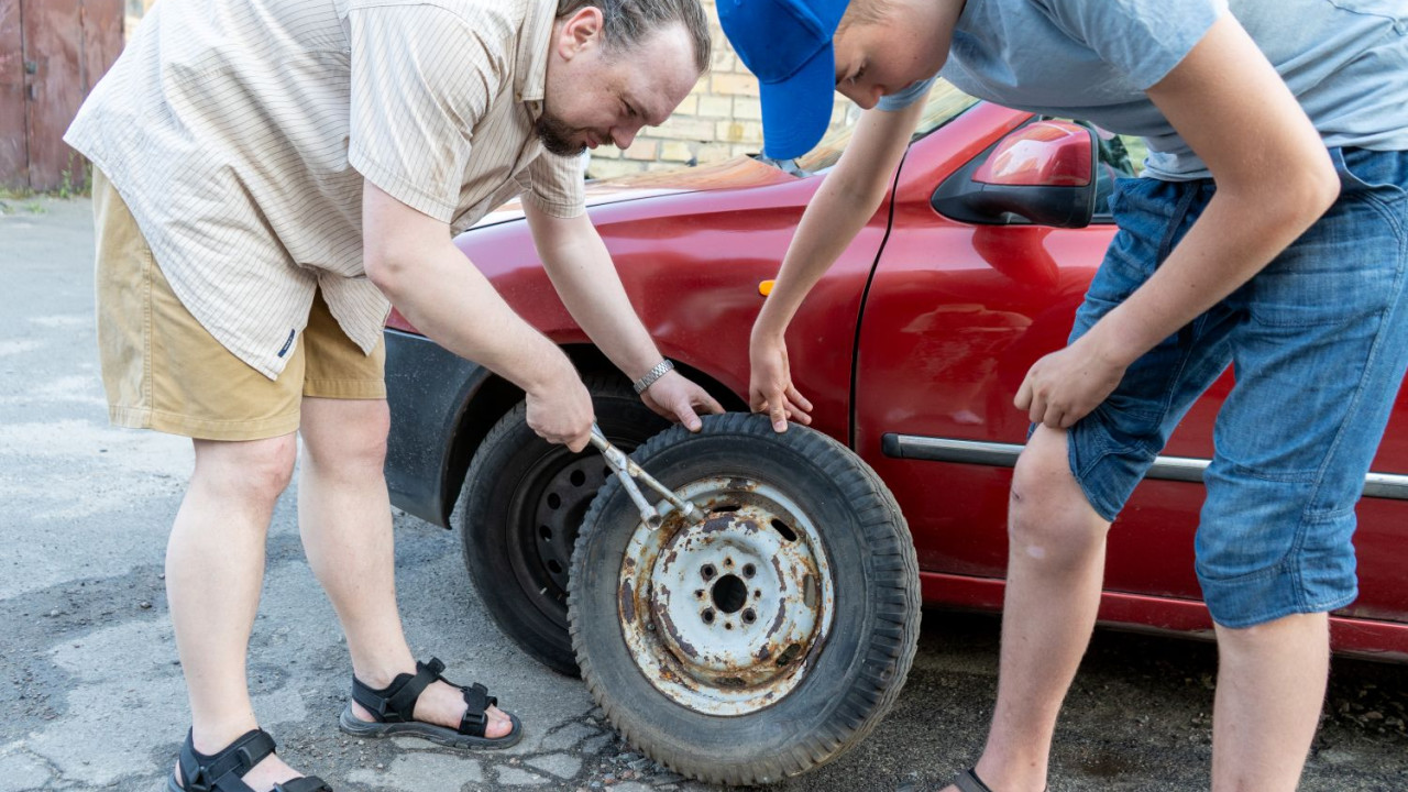 Najczęstszy błąd przy wymianie opon – uniknij utraty kontroli auta