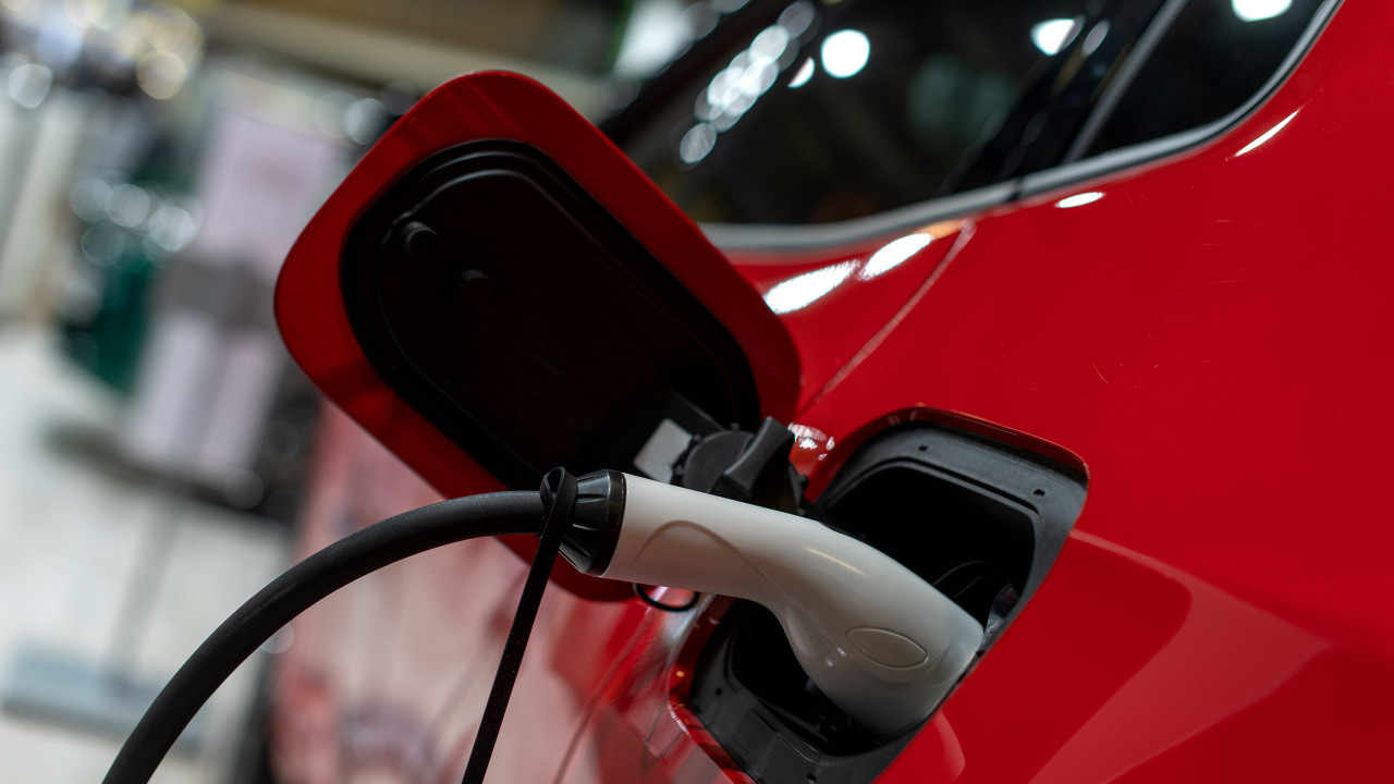 Hybryda pokonuje 2000 km na jednym tankowaniu - oszczędniejsza niż diesel!