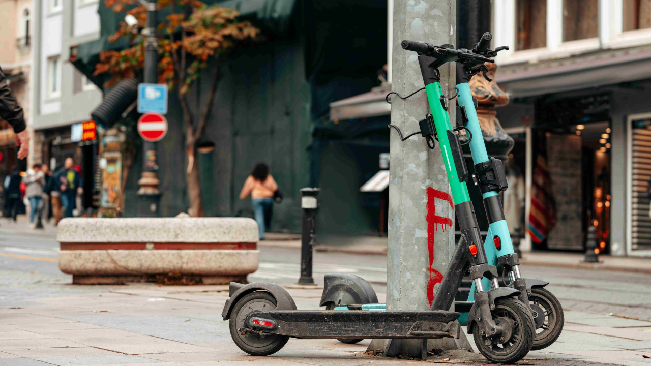 Hulajnogi Tylko w Kasku: Nowe Przepisy w Pierwszym Europejskim Mieście