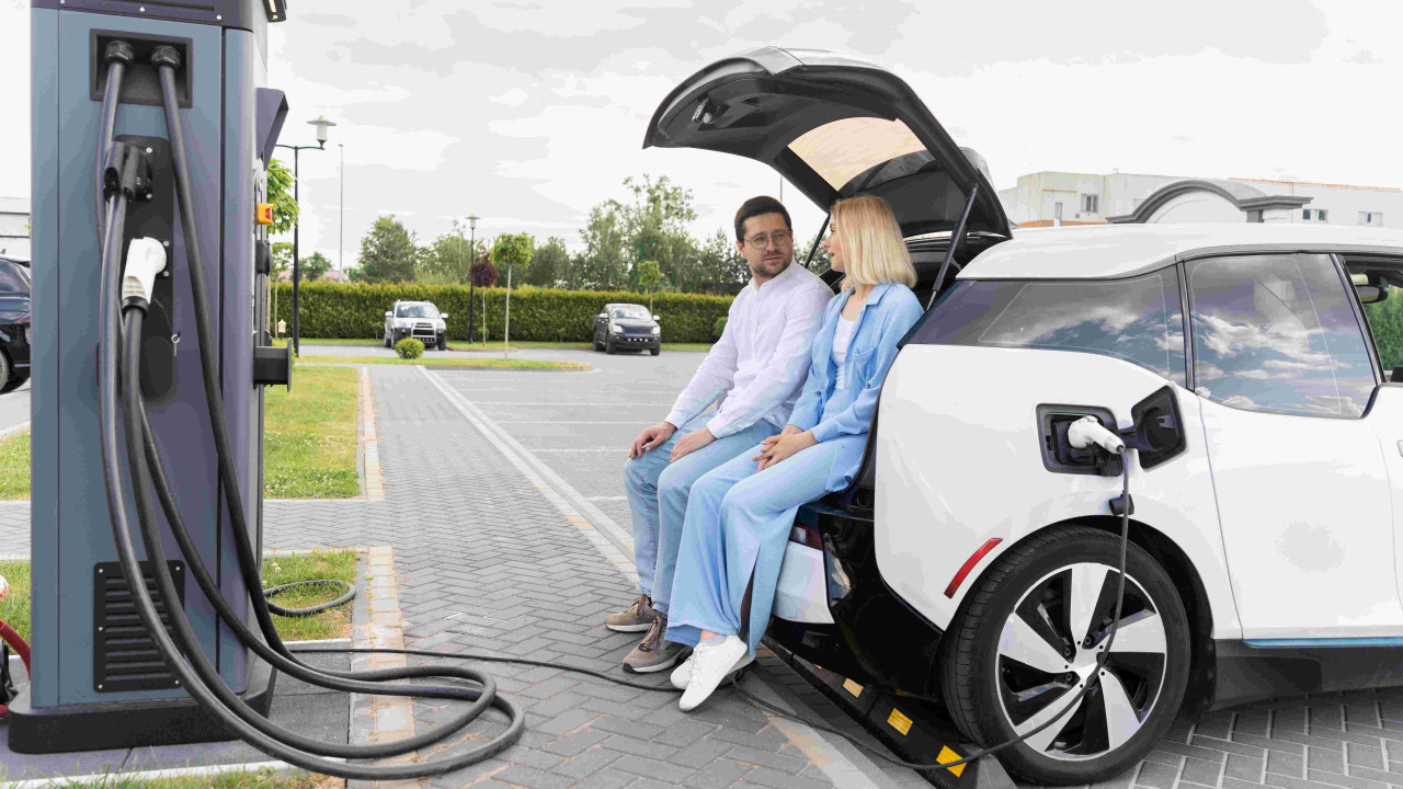 "Samochody elektryczne coraz tańsze: Skody wyprzedzają spaliniaki"