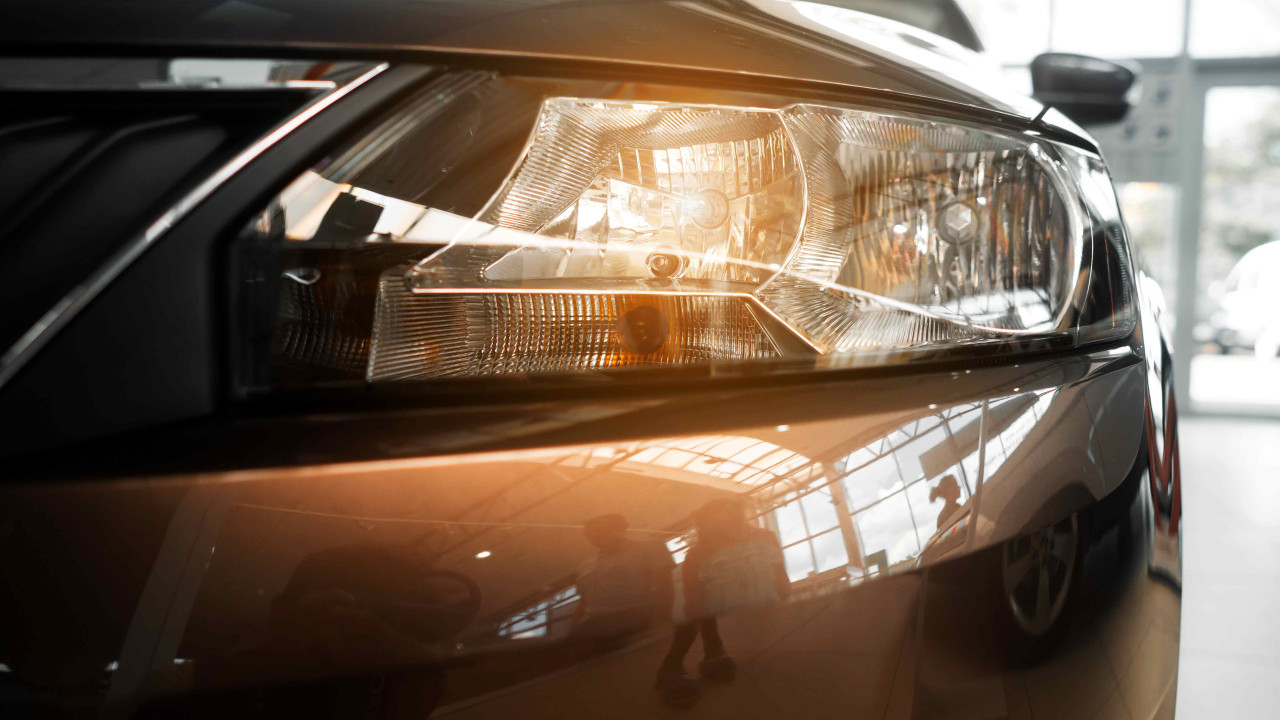 Jak poprawić słabe światła w samochodzie? Porady dla kierowców