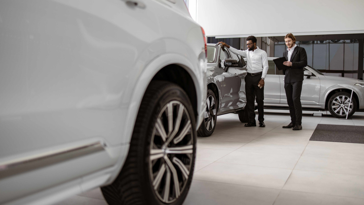 Mercedes pod presją: Zysk spadł o połowę z powodu Chin i ceł